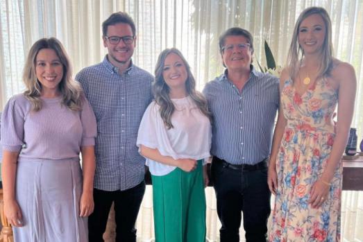 Jayme Luís Barbosa do Carmo (na foto com seu staff), há quatro décadas comanda a Atram e as lojas O Boticário de Franca