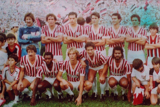 Benazzi foi titular na campanha do acesso à Primeira Divisão em 1984 (o penúltimo em pé ao lado direito)