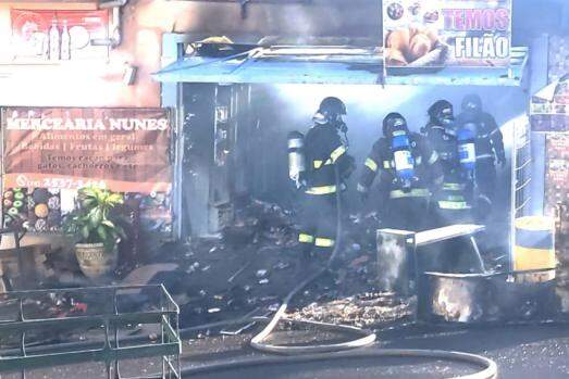 A mercearia ficou totalmente destruída com o incêndio