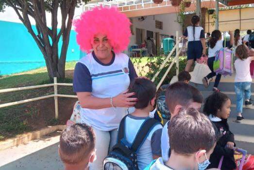 Alexandra, por meio de uma brincadeira, começou a ir de peruca para a escola para alegrar a criançada