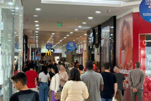 No sábado, véspera de Dia das Mães, o Bauru Shopping registrou intenso movimento de pessoas