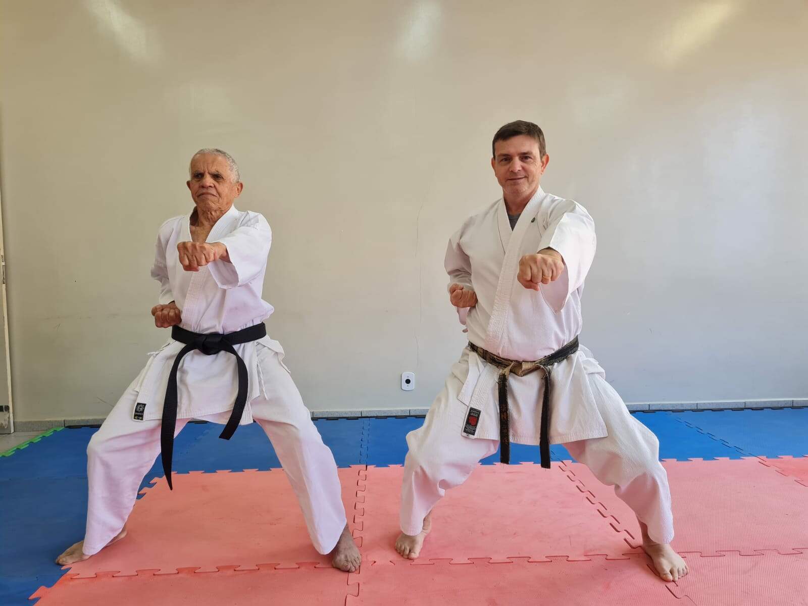 Treinado pelo professor Ton, o carateca luta o estilo shotokan, com aulas três vezes por semana