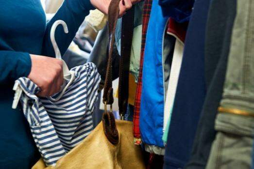 As roupas encontradas pelos policiais estavam com etiquetas e dispositivos antifurto das três lojas de Araçatuba