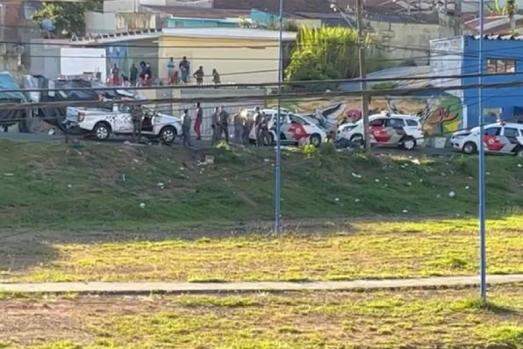 Viaturas da Polícia Militar em frente ao Centro Pop, durante briga entre moradores de rua