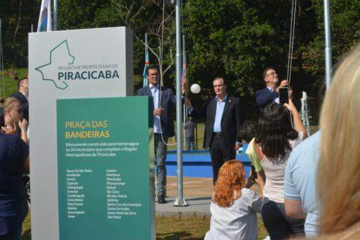 As bandeiras representando o Brasil, Estado de São Paulo e os 24 municípios da RMP foram hasteadas na praça da Bandeira