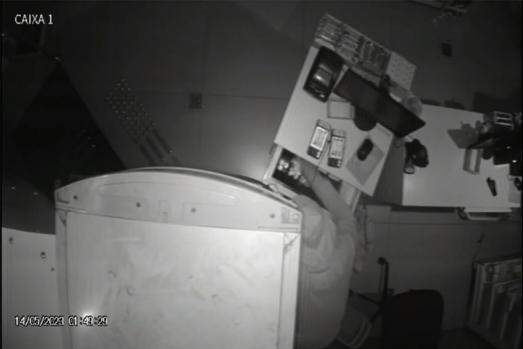 Câmera de segurança flagra ladrão pegando dinheiro do caixa de farmácia em Franca