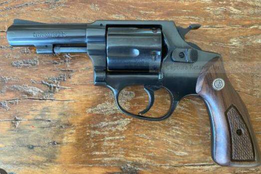 Um revólver calibre 38 encontrado posteriormente no veículo utilizado pela dupla autora do crime pode ter sido a arma usada para o assassinato