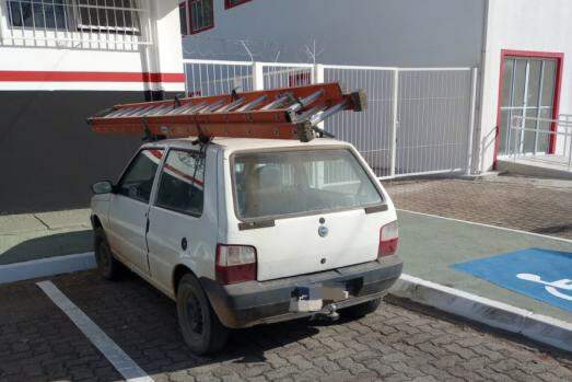 O carro e a escada profissional utilizada pelos suspeitos no momento da prisão