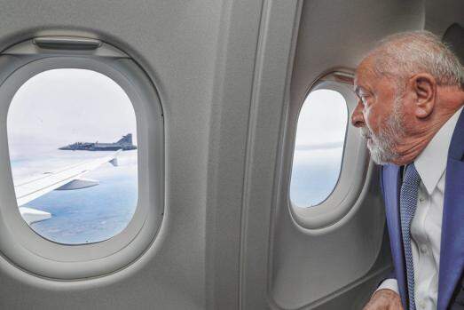 Lula vê o caça Gripen em voo durante chegada em Gavião Peixoto