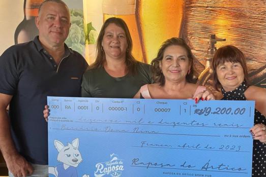 Alessandra Oliveira, Sergio Freitas e Noedi Martins, fizeram a entrega do cheque (simbólico) à Rosinha Aylon, recentemente