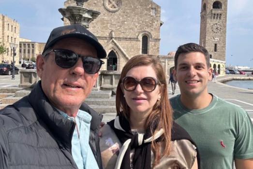 Estiveram na Grécia (cruzeiro marítimo) em tour inesquecível: casal Ademir Moscardini e Rita e o filho Gabriel