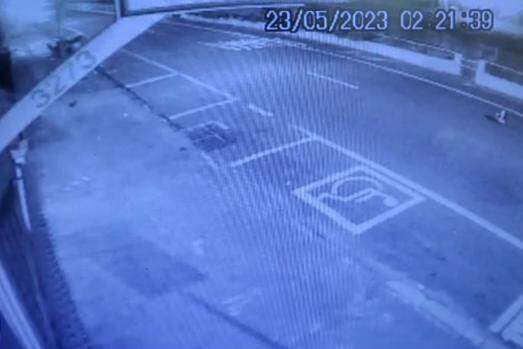 Imagem de câmera de segurança mostra momento do acidente com entregador de lanches de 20 anos em Franca: capacete ficou a quase 30 metros de distância