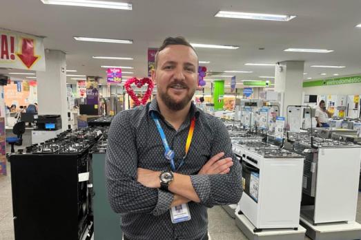 Gerente adjunto do Magazine Luiza (matriz), Carlinhos Lourenço, esbanja competência por lá