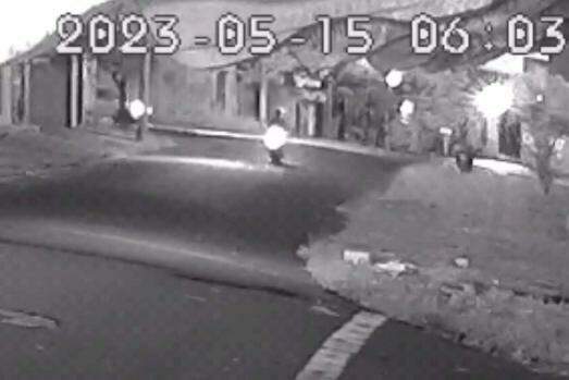 Imagem de câmera de segurança segundos antes do choque entre carro e moto; motorista fugiu sem prestar socorro