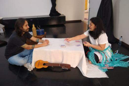 Marcela Puppio e o músico Gabriel Salve em ensaio da peça