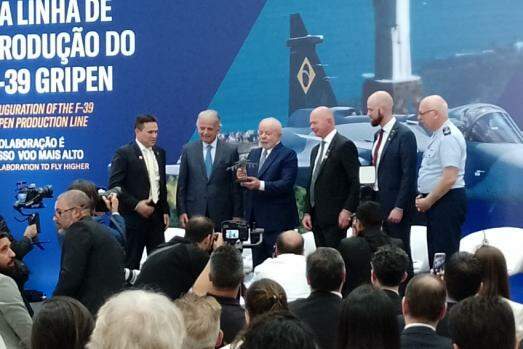 Marcelo Damasceno (à dir.) na cerimônia de inauguração da linha do Gripen na Embraer, com presença de Lula