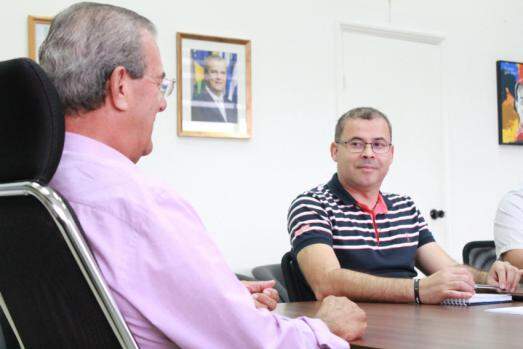 O tenente-coronel PM Osny Henrique Caldeira e o prefeito Dilador Borges (PSDB) durante a reunião em que houve a nomeação do novo secretário 