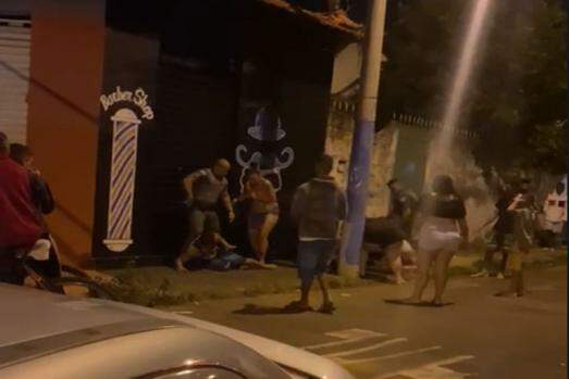 Cena do vídeo em que rapaz é detido por PMs na Vila Formosa em Franca; reação de populares