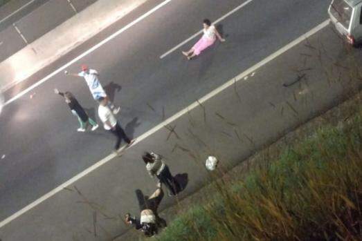 Irmãs caídas na pista da rodovia Cândido Portinari após terem a moto atingida por carro no sábado, 20; motorista fugiu sem prestar socorro