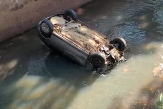 Situação do carro após o acidente no córrego Retiro Saudoso