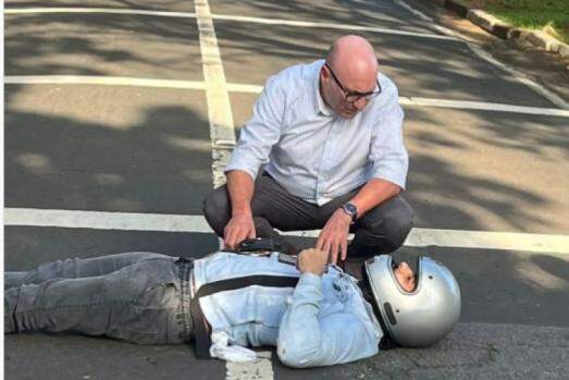 Prefeito de Campinas e médico, Dário Saadi atende motociclista acidentado na cidade