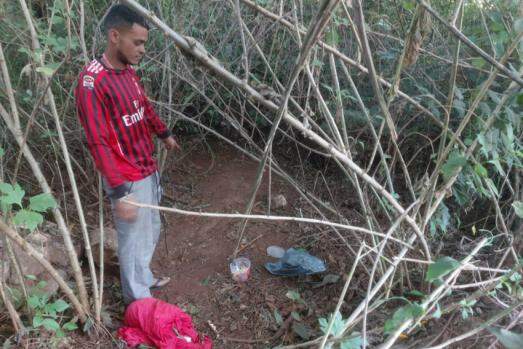 Luan Gustavo Oliveira no local onde viu o homem desaparecido: água, comida e um cobertor