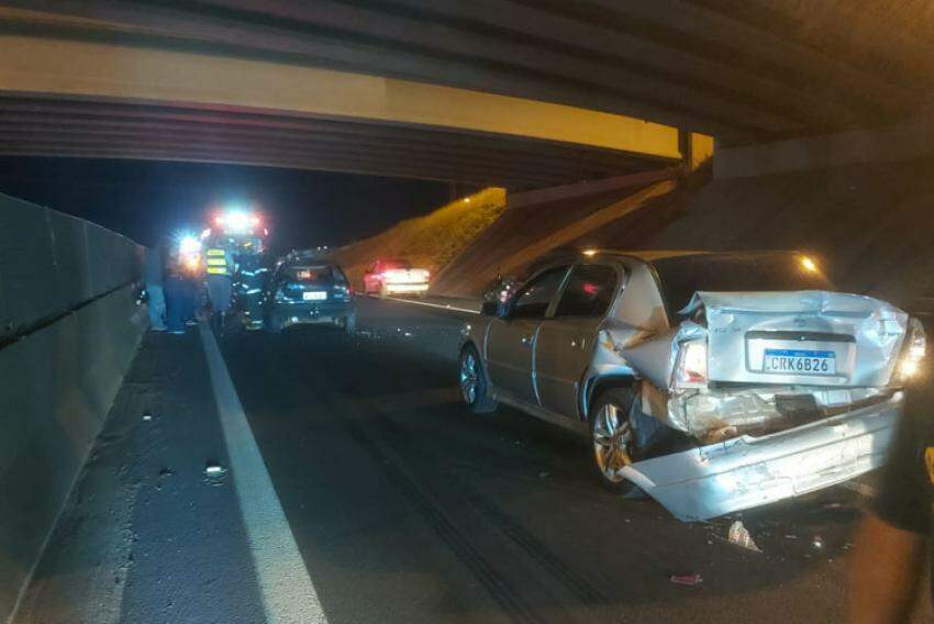 Acidente sob a ponte da Vila São Sebastião na Candido Portinari em Franca: quatro veículos envolvidos