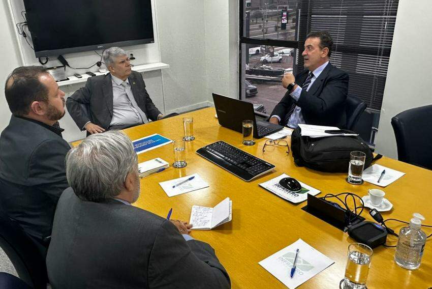 O presidente da Infraero, Rogério Barzellay (ao centro) recebeu o prefeito Luciano Almeida na última quarta-feira