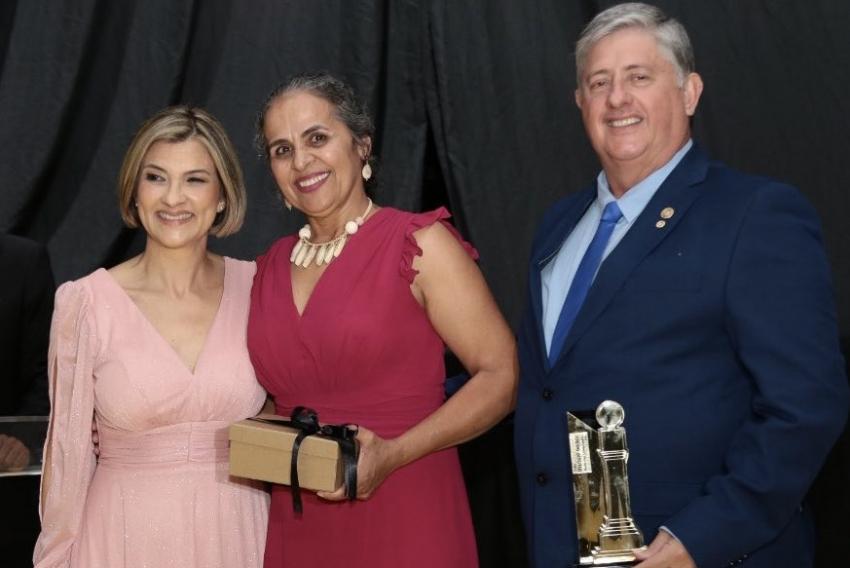 Casal Carlos Corrêa e Marli Corrêa, que dirige o maior parque gráfico da região, Gráfica e Transfer’s Freitas & Corrêa, que assina todos os impressos da NC