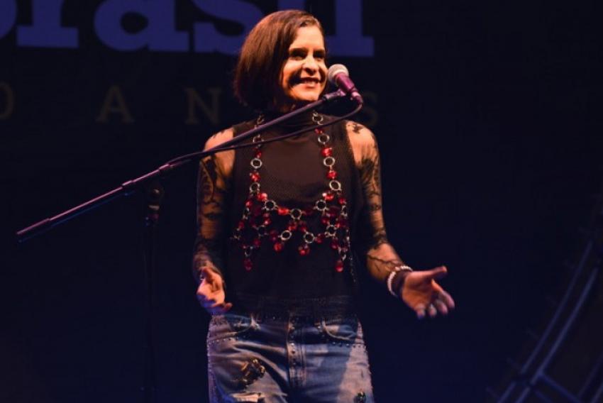 A artista brinda as gerações que a acompanham desde o início