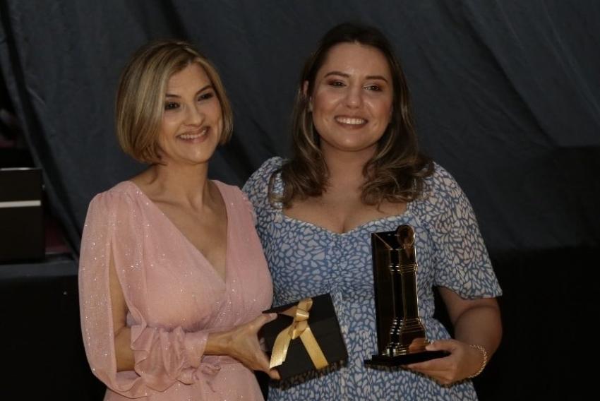 Simpática e querida, Maria Elis Machiavelli do Carmo, recebeu o “RS” em nome da editora do GCN/Sampi, jornalista e escritora profa. Sonia Machiavelli