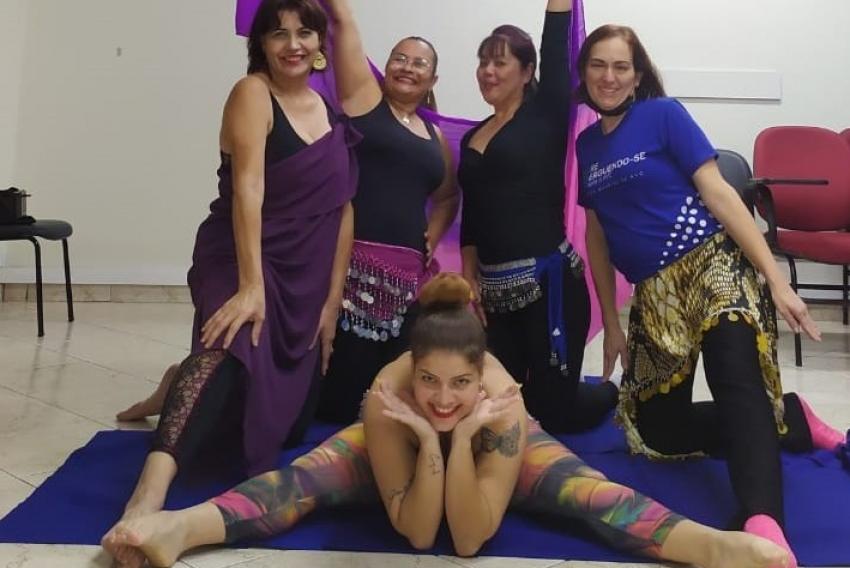Dança do ventre: no chão, Luana e, da esquerda para a direita, Lúcia, Fernanda, Mirela e Thais