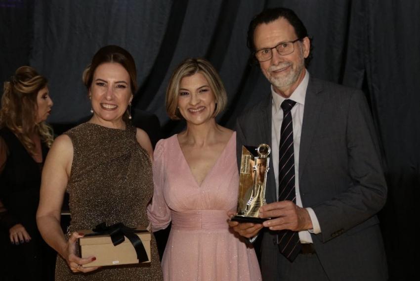 Ex-presidente (aplaudidíssimo) e atual diretor social da Apae de Franca, empresário e nome forte do agronegócio, Agenor Gado, e sua Adriane Micheletti