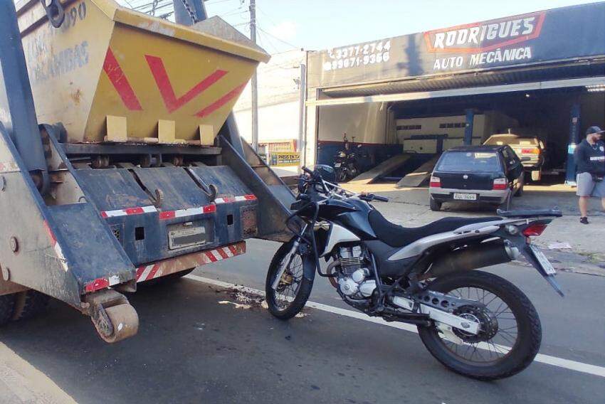 Vigia da Esalq atropela capivara, cai da moto e fica ferido em Piracicaba