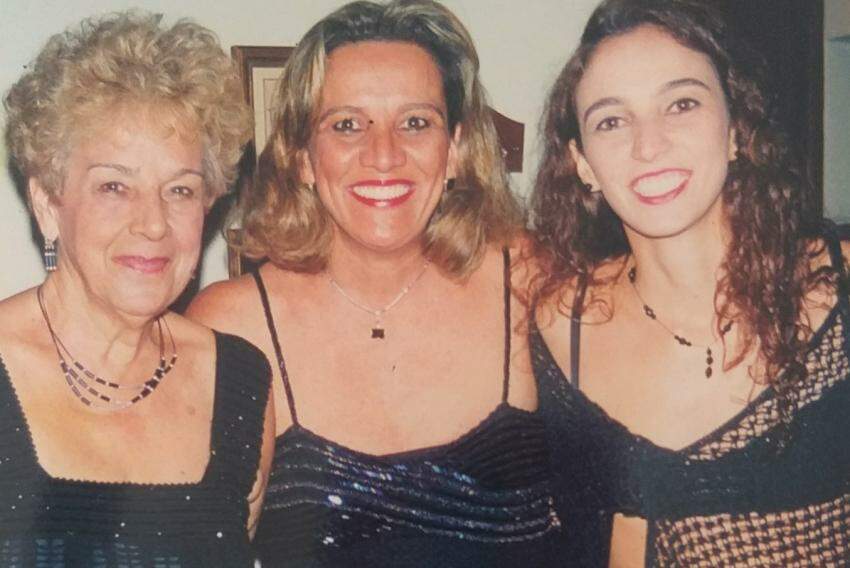 Thereza Ferrante Garcia (aniversariante de 6 de junho), filha Tânia Mara G. Licursi e neta Talita.