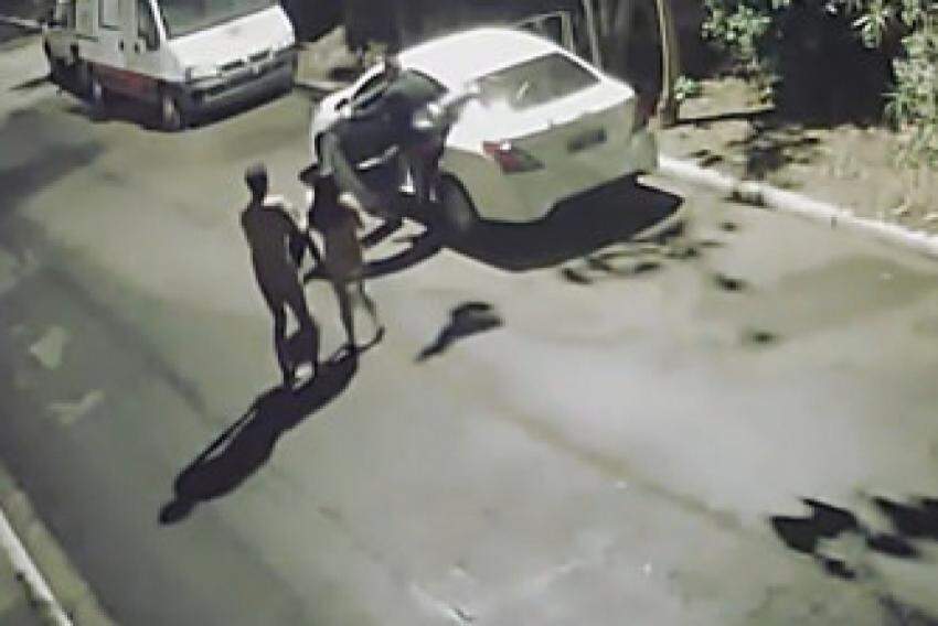 Desnorteado e totalmente nu, o casal se vê obrigado a sair do veículo enquanto os assaltantes tomam posse do carro