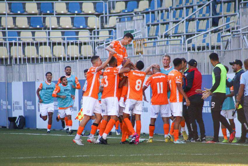 Jogadores do Ska comemoram o golaço de Flávio Henrique, que deu a vitória ao time por 1 a 0