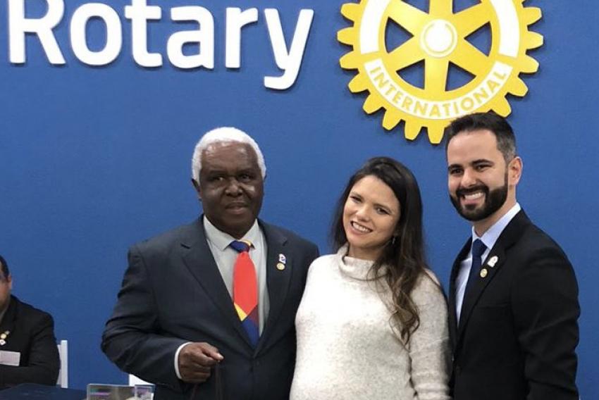 Gustavo Nunes (com sua mulher Marina) transmitiu o cargo de presidente do Rotary Imperador ao Epaminondas Oliveira