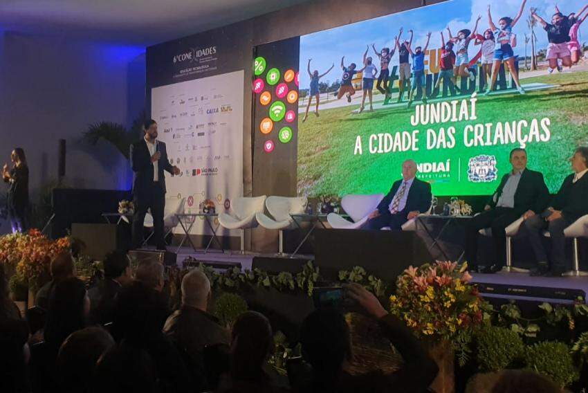 Prefeito de Jundiaí apresentou a centenas de pessoas políticas públicas para a infância no município