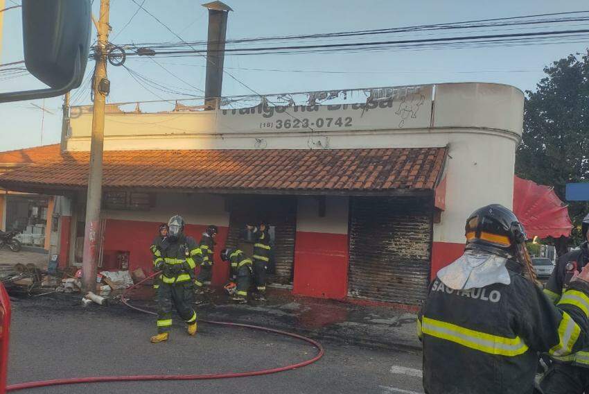 Últimos minutos de trabalho dos bombeiros para conter o fogo que consumiu o interior da loja de assados Frango na Brasa, em Araçatuba, na tarde desta quinta