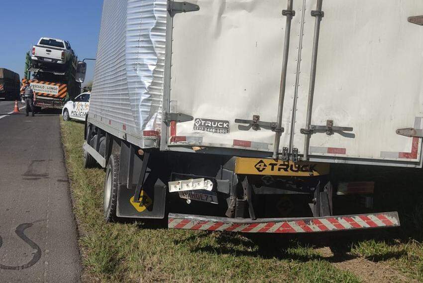 Engavetamento entre carreta-cegonha, caminhões e moto deixa uma