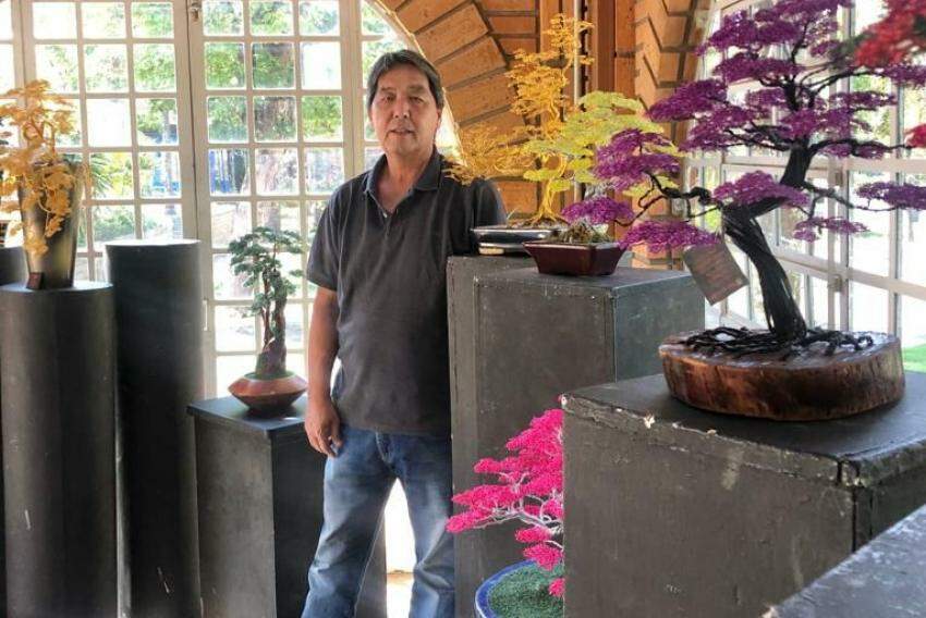 Marcos Ueda realiza trabalho manual com bonsais há 4 anos 