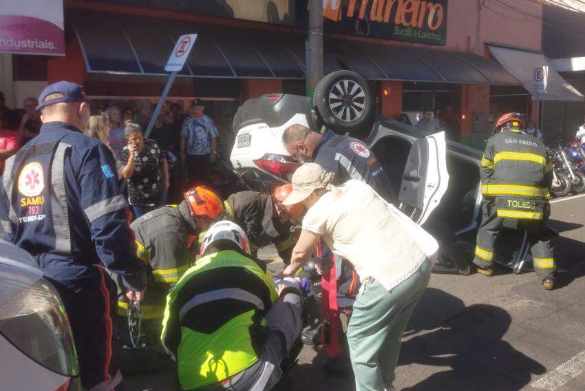 Motorista de 57 anos é resgatada do carro após capotamento no Centro de Franca nesta segunda-feira, 5. Apesar do susto, não sofreu ferimentos