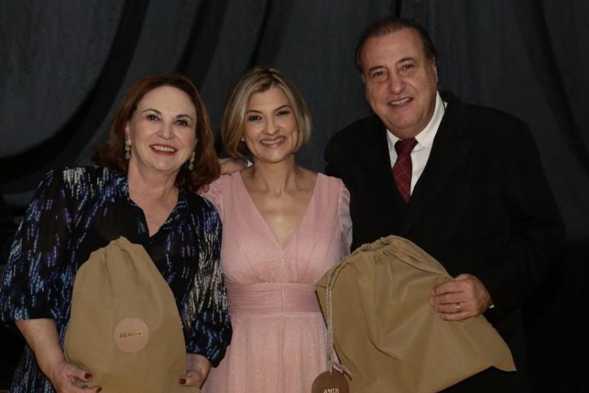 Colunistas sociais Denise Cursino (Catanduva-SP) e Amir Calil (Ribeirão Preto-SP) foram presenteados com duas criações em couro da talentosa Dudi Mussi