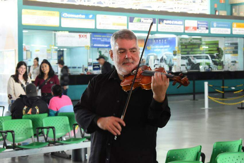 Luis Fernando Fischer Dutra tocou violino em vários pontos da cidade 