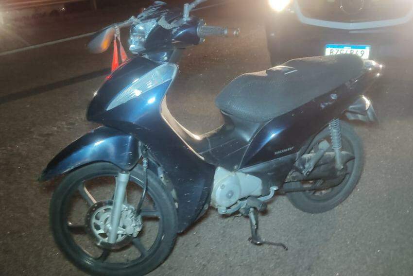 Homem perde controle e joga moto dentro de rio