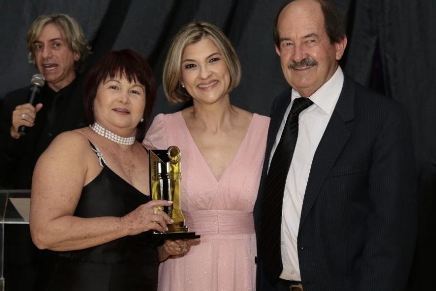 A partir desta edição da NC, um nome de representatividade da filantropia receberá o troféu “Relógio do Sol” e o casal Rosinha e Leonel Aylon fez a estreia