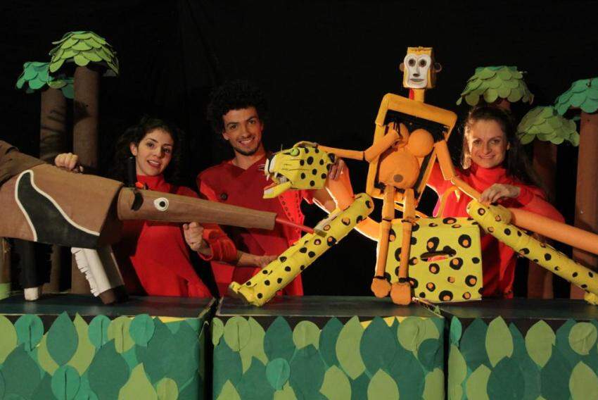 Bichos Vermelhos é apresentado no formato teatro portátil pelo grupo Pia Fraus