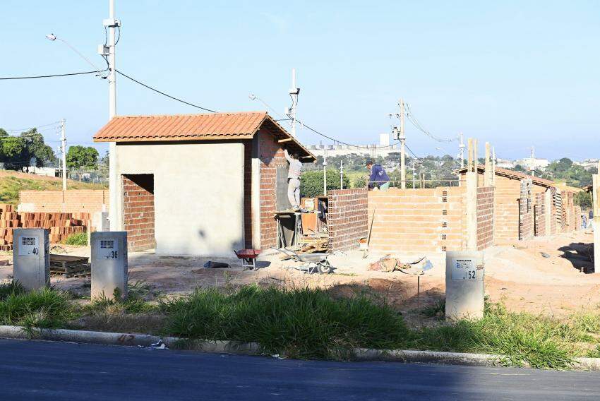 Casas de 15m² sendo construídas em Campinas: imóvel vai abrigar famílias com até sete pessoas