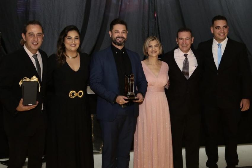 Representaram Luiza Helena Trajano, os gerentes das cinco lojas Magalu de Franca: Fernando Souza, Maria Rita, Luciano Marques, João Batista Taveira e Felipe Lim